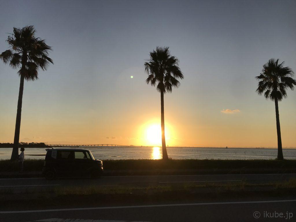 椰子と夕陽と車